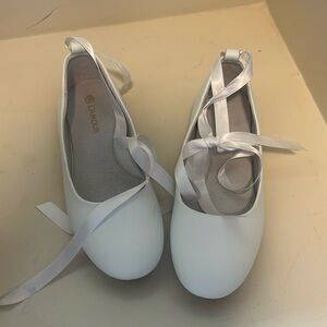 Little girls size 2 white L’Amour ballet flat shoes